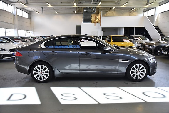 Jaguar XE 3 of 5