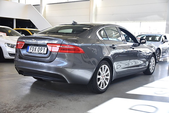 Jaguar XE 4 of 5