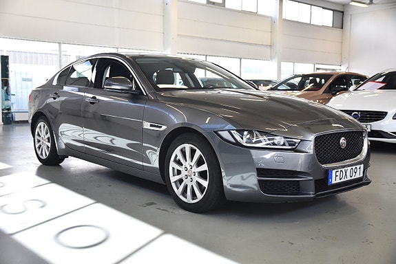 Jaguar XE 2 of 5