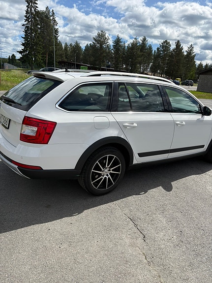 Skoda Octavia Scout 2 of 5