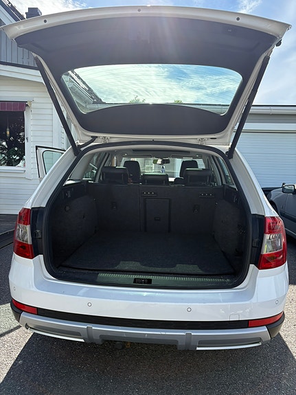 Skoda Octavia Scout 4 of 5