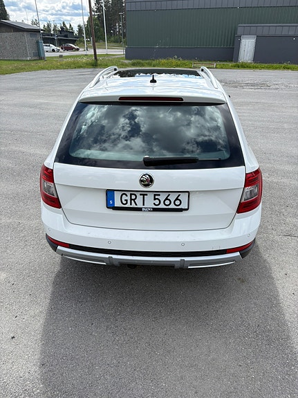 Skoda Octavia Scout 3 of 5