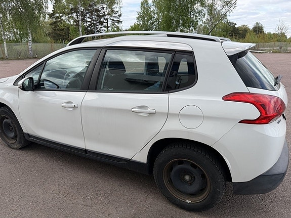 Peugeot 2008 2 of 5
