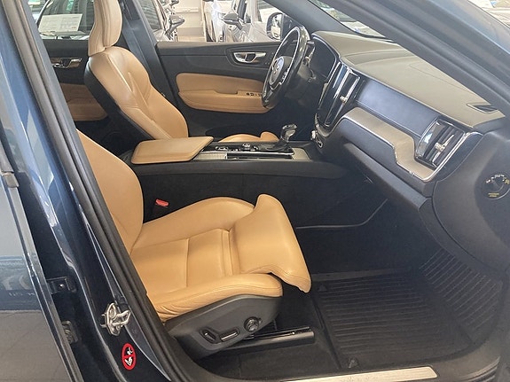 Volvo XC60 11 of 25