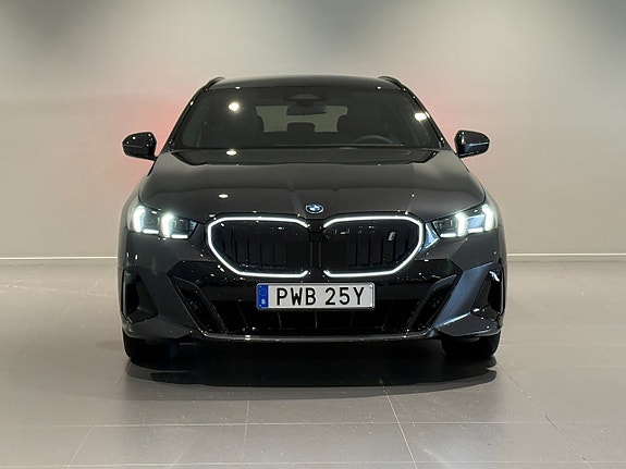 BMW i5 4 of 5