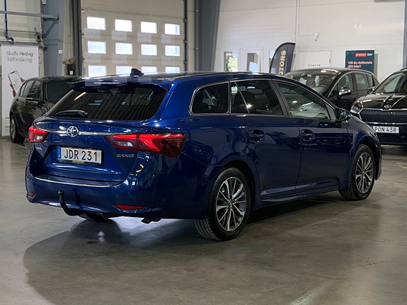 Toyota Avensis 2 of 5