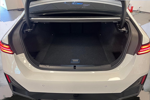 BMW i5 10 of 19