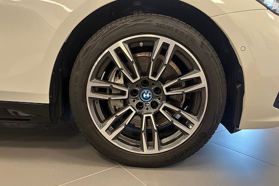 BMW i5 15 of 19