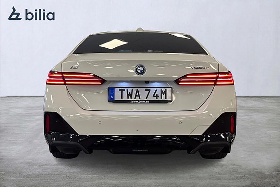 BMW i5 4 of 5