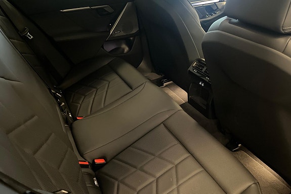 BMW i5 7 of 19