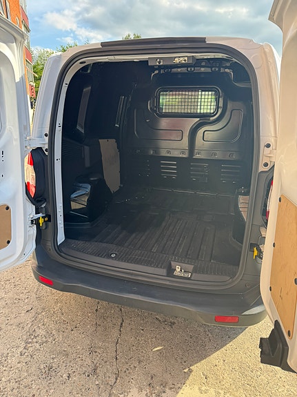 Ford Transit Courier 2 of 4