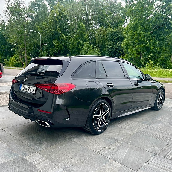 Mercedes-Benz C300 4 of 5