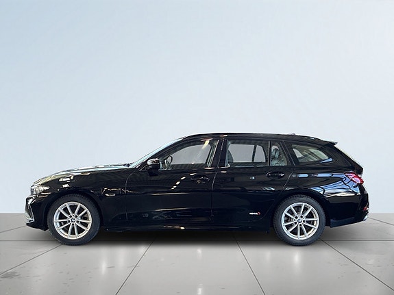 BMW 330e 4 of 5