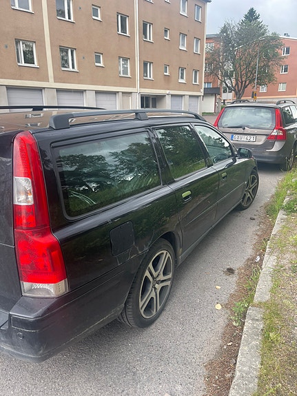 Volvo V70 2 of 6