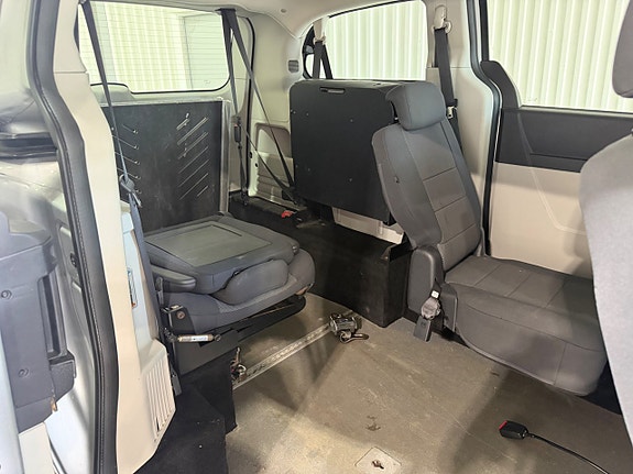 Dodge Grand Caravan 12 of 15