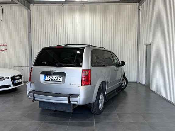 Dodge Grand Caravan 8 of 15