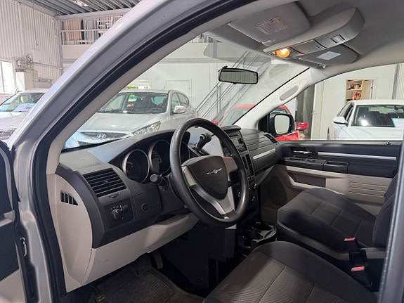 Dodge Grand Caravan 9 of 15