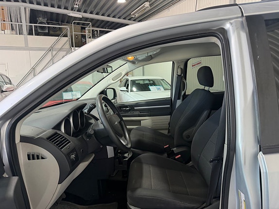 Dodge Grand Caravan 10 of 15