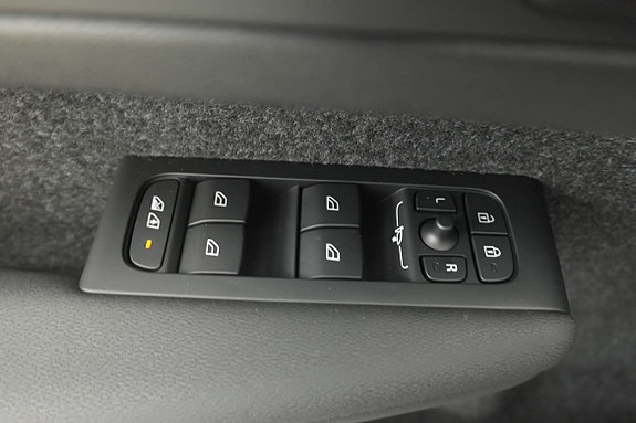 Volvo EX40 13 of 21