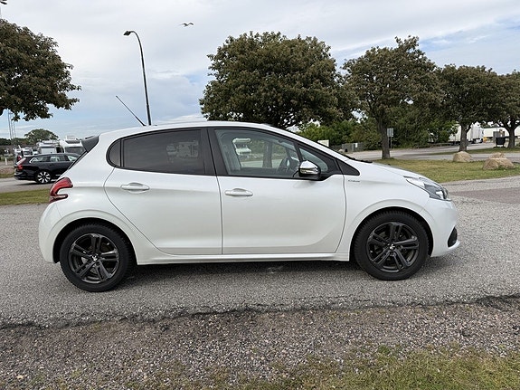 Peugeot 208 5 of 5