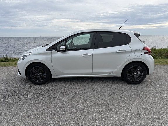 Peugeot 208 2 of 5