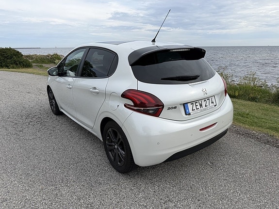 Peugeot 208 3 of 5