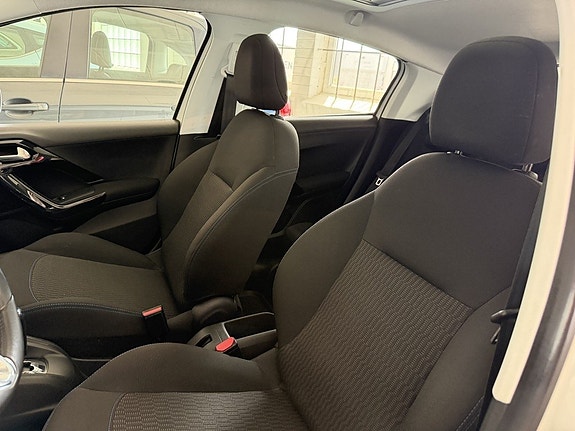 Peugeot 208 7 of 9