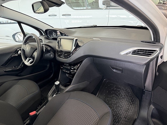 Peugeot 208 8 of 9
