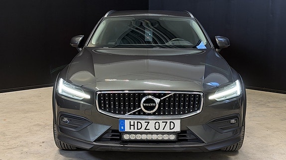 Volvo V60 Cross Country 2 of 5