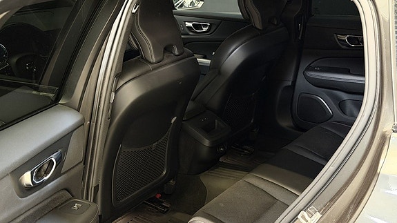 Volvo V60 Cross Country 27 of 29