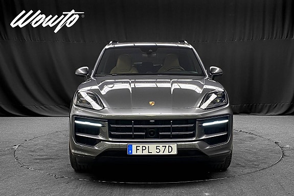 Porsche Cayenne 2 of 5