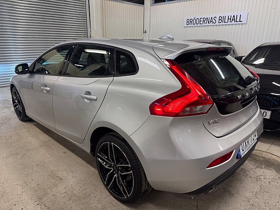 Volvo V40 3 of 17