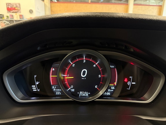 Volvo V40 7 of 17