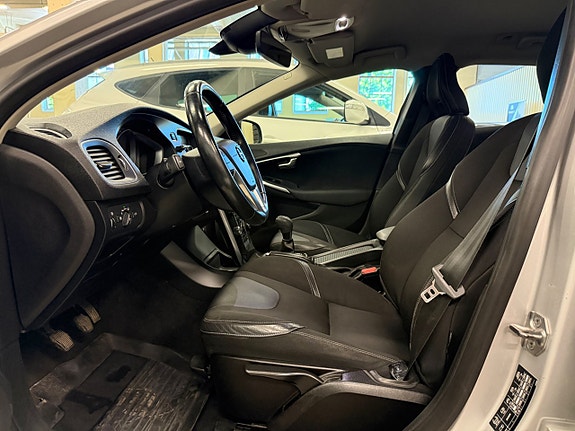 Volvo V40 4 of 17
