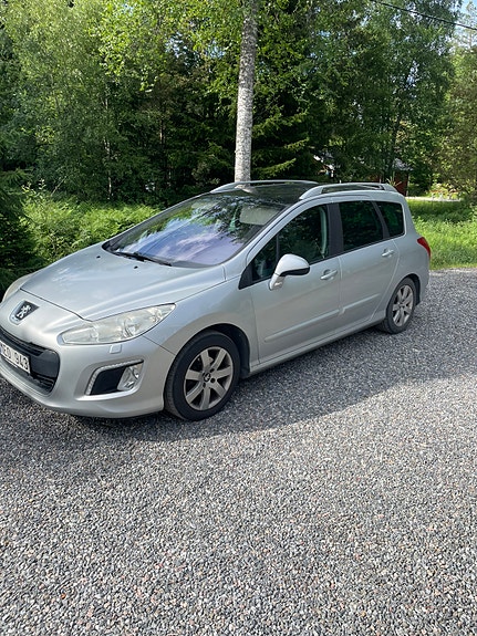 Peugeot 308 SW 2 of 4