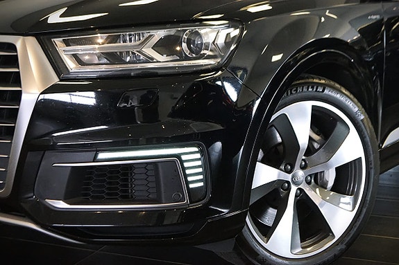 Audi Q7 2 of 5