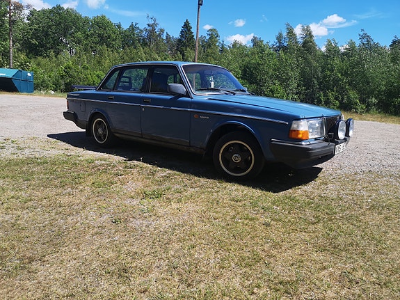 Volvo 240 2 of 5