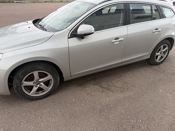 Volvo V60 2 of 9