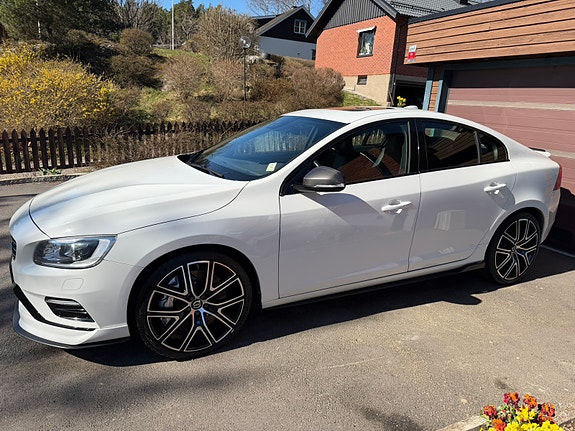 Volvo S60 2 of 5
