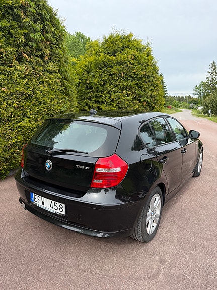 BMW 118d 3 of 5