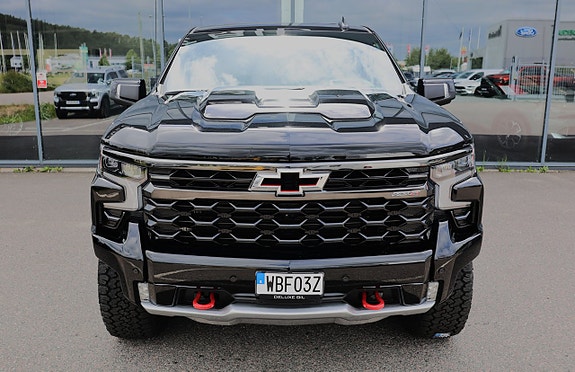 Chevrolet Silverado 2 of 5