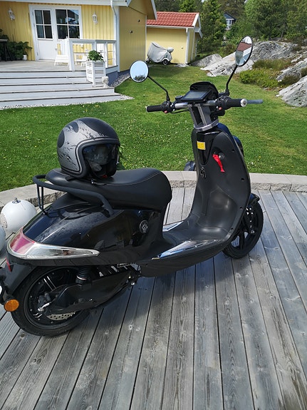 Vespa Black edition 2 of 3