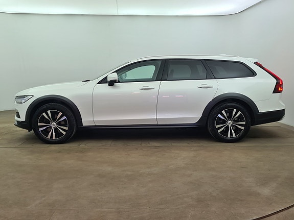 Volvo V90 Cross Country 3 of 5