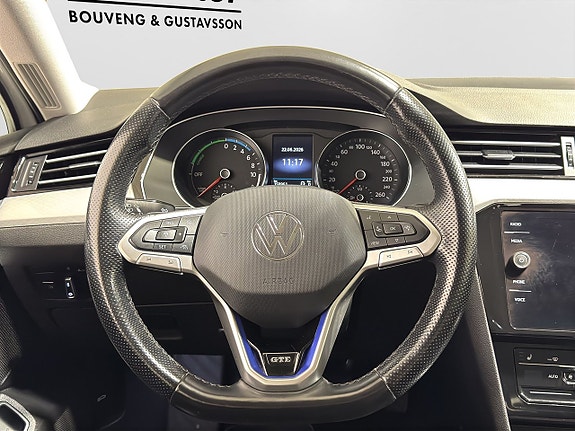 Volkswagen Passat 13 of 24