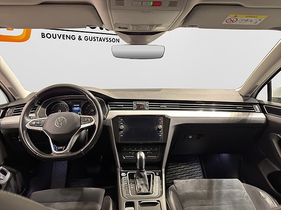 Volkswagen Passat 12 of 24
