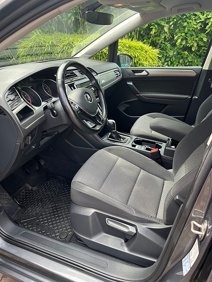 Volkswagen Touran 3 of 5