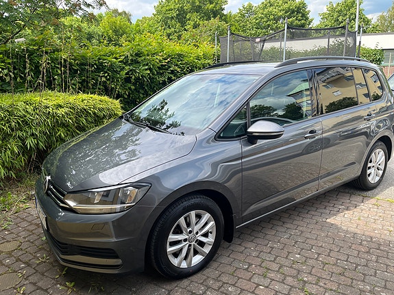 Volkswagen Touran 2 of 5