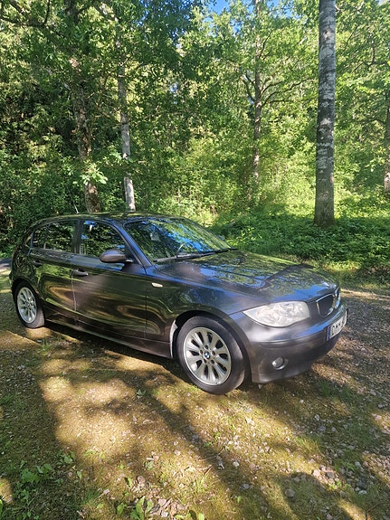 BMW 118i 2 of 5
