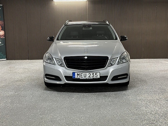 Mercedes-Benz E220 2 of 5