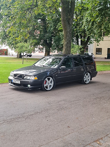 Volvo V70 2 of 5